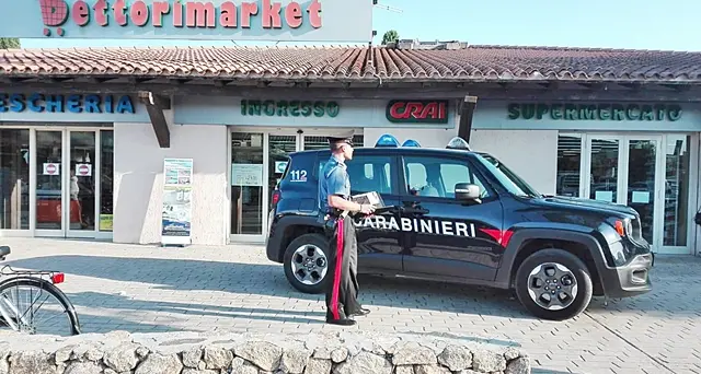 Dipendente di un market si fa male mentre lavora su un montacarichi, sul posto 118 e Carabinieri