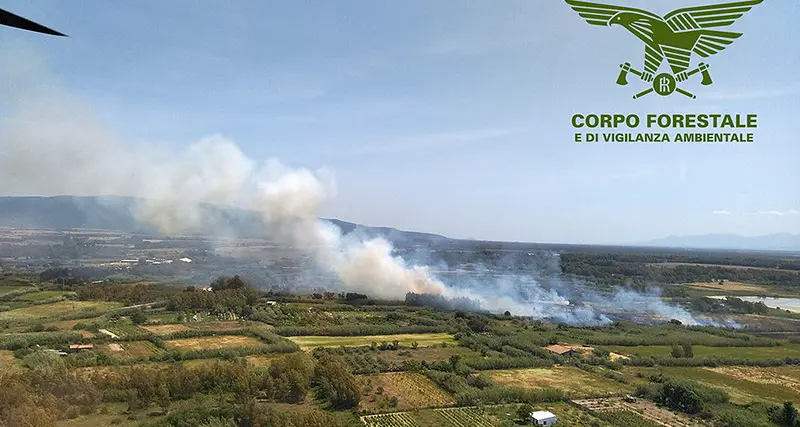 Incendi in Sardegna: elicotteri in azione a Bottidda, Simaxis, Pompu, Semstene, Burgos e Monastir