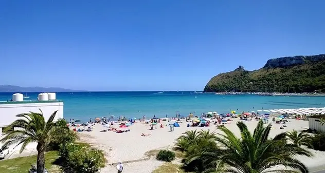 Malore mentre fa il bagno: 38enne muore al Poetto