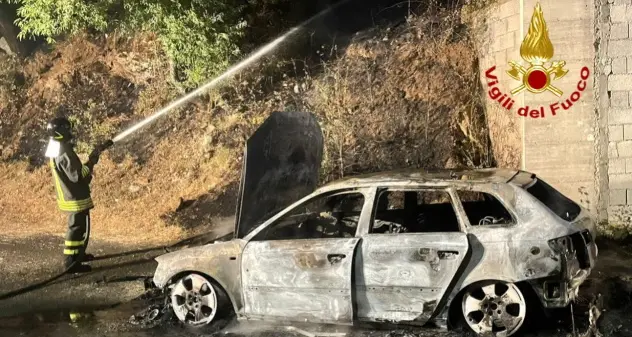 Auto va a fuoco a Orgosolo, incendio di origine dolosa