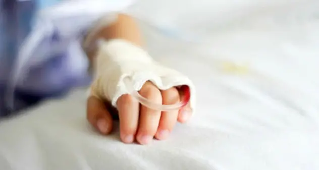Raccolta fondi per curare il figlio malato di cancro, ma spendono tutto in scommesse online