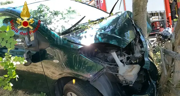 Esce fuori strada e si schianta contro albero: soccorsa una donna a Nughedu Santa Vittoria.