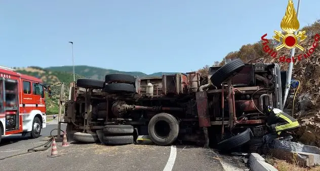 Si ribalta con l’autocarro sulla Statale 125, 27enne in gravi condizioni