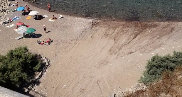 Torna a splendere la spiaggia sotto il ponte di Calabona