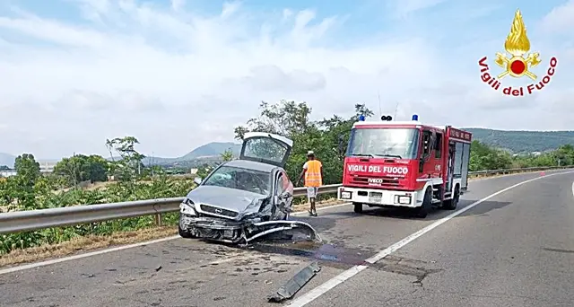 Frontale tra due auto sulla 130, ferite quattro persone