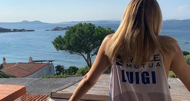 Vacanze in Sardegna per Di Maio, e la bella Virginia indossa la maglia della Dinamo col nome \"Luigi\"