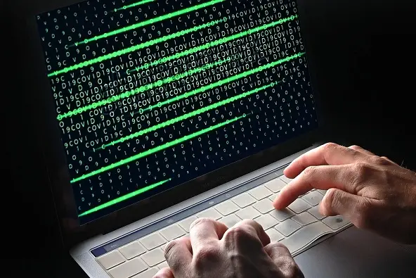 Un\\'immagine che simula e rappresenta la figura di un hacker impegnato in un attacco informatico. Gli Stati Uniti e i suoi pi\\u00F9 stretti alleati hanno accusatato formalmente la Cina di essere dietro a un\\'ondata di cyber attacchi senza precedenti che hanno colpito Microsoft e diverse aziende sparse per il mondo.ANSA/ ALESSANDRO DI MARCO