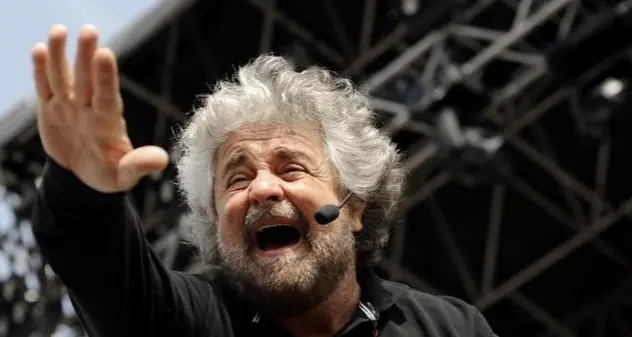 Rifiuti a Roma, la soluzione di Beppe Grillo: “Combustione senza fiamma”