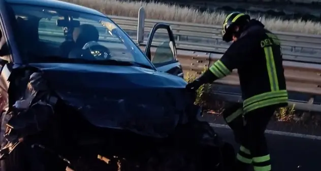 Sassari. Auto va fuori strada e finisce sul guardrail, la conducente in ospedale