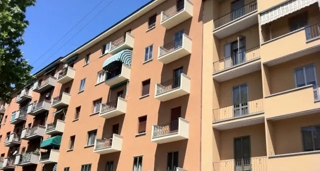 Marito rientra a casa all'improvviso, l'amante scappa dal balcone ma precipita e muore