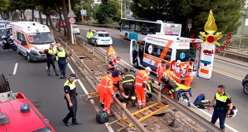 Cagliari. Con lo scooter contro il guardrail: gravissimo motociclista