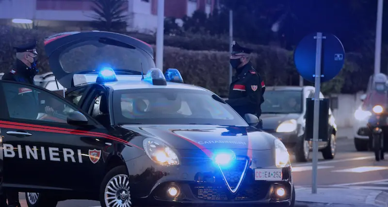 Cagliari. Con l’auto urta una studentessa mentre attraversa la strada e scappa