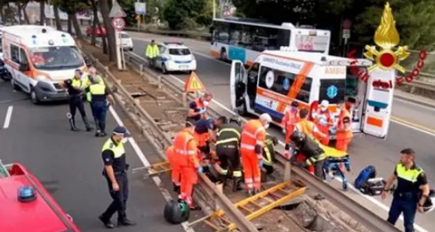 Cade con lo scooter, 40 giorni di prognosi al ferito mentre il conducente scappa