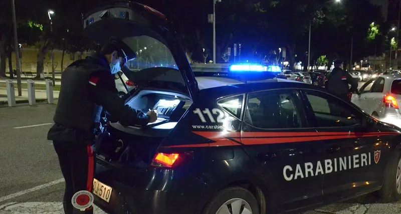 Colpi di machete a Cagliari, la fidanzata dell'aggressore consegna l'arma