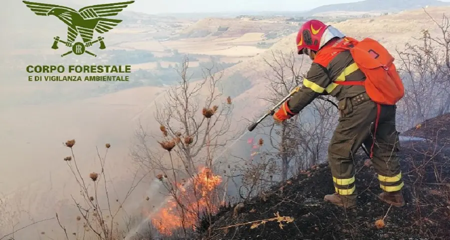 Otto incendi in Sardegna, elicottero in azione a Jerzu