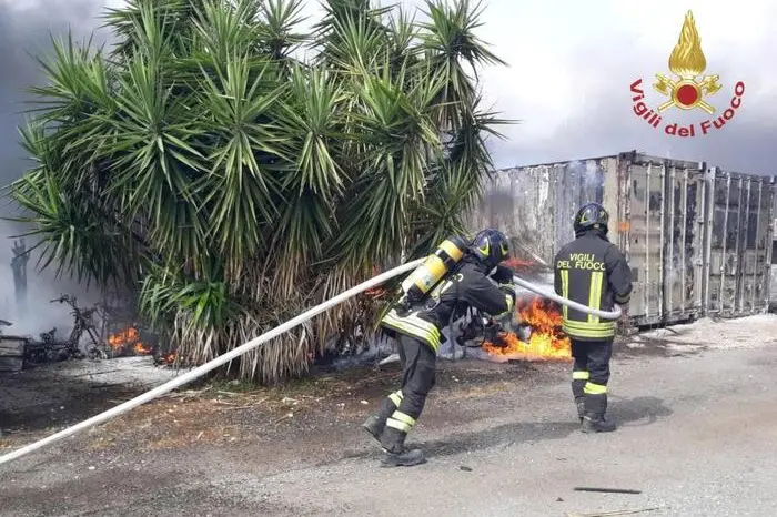Due persone, una donna e bambino, sono stati trasportati in codice giallo al Policlinico Gemelli dopo l\\'incendio scoppiato in via Bosco Marengo a Roma. In base a quanto si apprende circa 35 persone, tutti abitanti delle palazzine intorno all\\'area interessate dalle fiamme, sono state visitate in strada dal personale del 118. Quasi tutti presentano sintomi da intossicazione da fumo, Roma, 27 giugno 2022.\\nANSA/Uff stampa Vigili del fuco    +NO SALES - EDITORIAL USE ONLY+