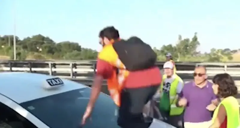 “Scendi o ti sfondo”: ambientalisti tentano di bloccare il traffico sul Grande Raccordo Anulare