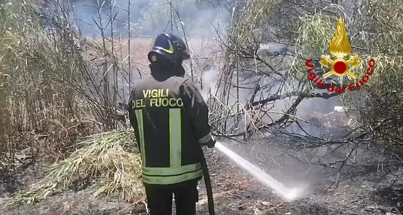 Incendi nel cagliaritano: a fuoco sterpaglie e vegetazione