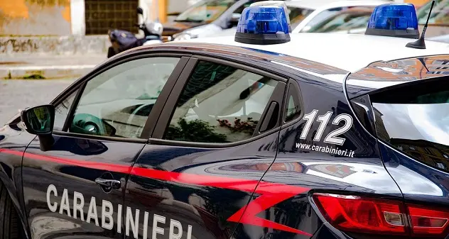 Rapina una banca poi si fa portare in taxi dai carabinieri