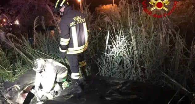 Posada. Auto urta un palo telefonico poi finisce in un canale, 2 giovani in ospedale