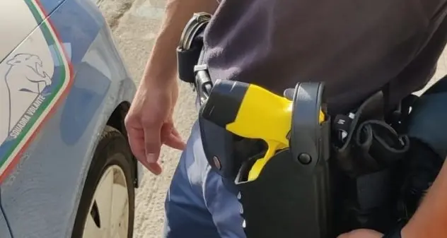 Nuoro. I poliziotti della Volante saranno dotati della pistola a impulsi elettrici “Taser mod. X2”