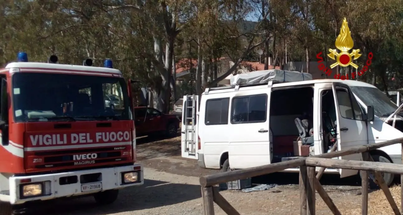 Principio d’incendio in una cabina di un furgone adibito a camper, sul posto i Vigili del Fuoco