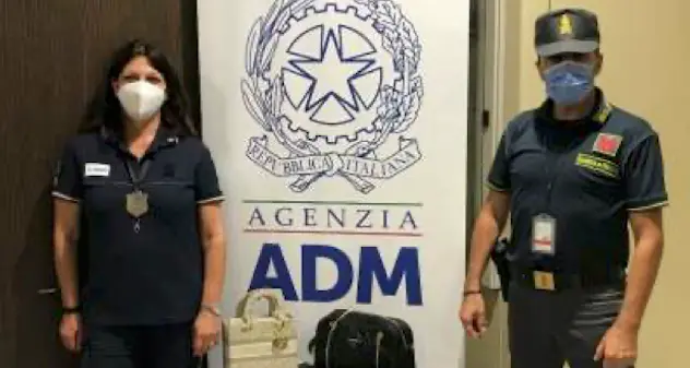 Cagliari. Sorpreso in aeroporto con due borse di lusso contraffate