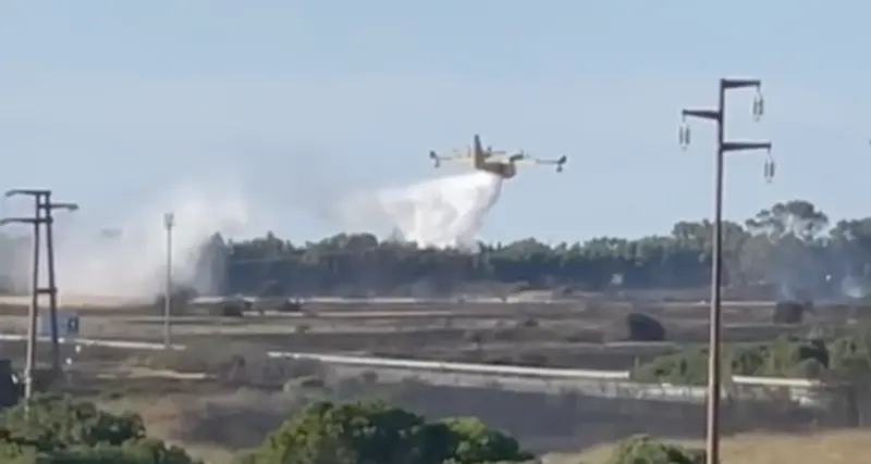 Incendio tra Sassari e Alghero: sul posto due Canadair, due elicotteri e le squadre a terra