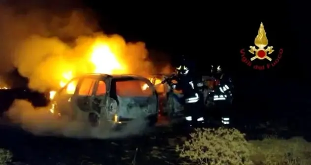 Cagliari, 3 autovetture vanno a fuoco coinvolgendo anche la vegetazione