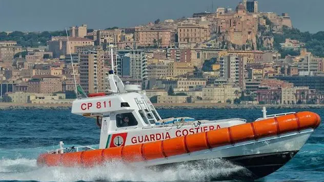 Barca a vela alla deriva e senza carburante, soccorsi tre francesi