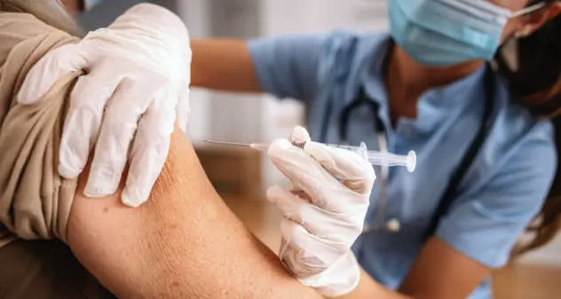 Vaccini: quarta dose agli over 60? Cosa dicono Galli, Bassetti e Ricciardi