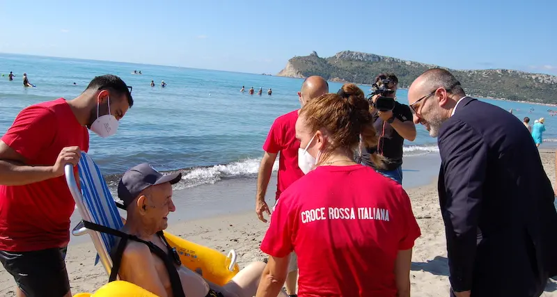 Cagliari. Lo stabilimento dell'Esercito ospita il servizio di accompagnamento e balneazione riservato ai disabili