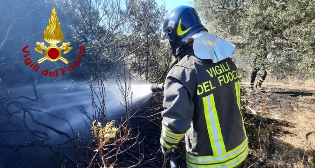 Incendio ad Arzachena, rischio esplosione di un bombolone GPL