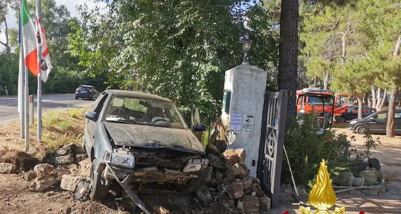 Cannigione. Perde il controllo dell’auto e finisce contro un muretto a secco: autista illeso