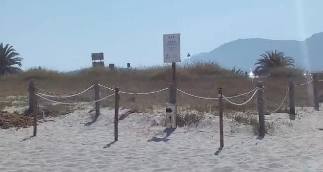No al fumo nella spiaggia di Nora