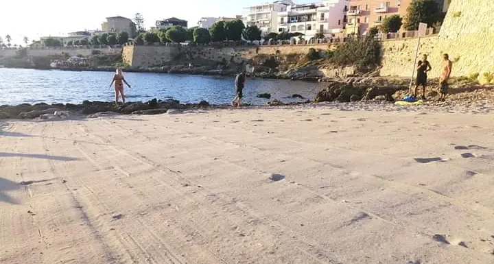 Ripulita la spiaggetta de Las Tronas