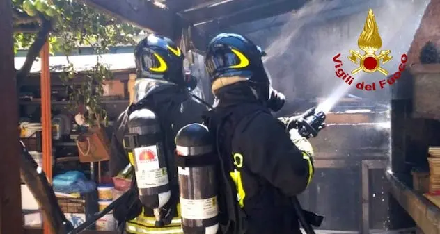Selargius. Incendio di un loggiato, i Vigili del Fuoco evitano il peggio