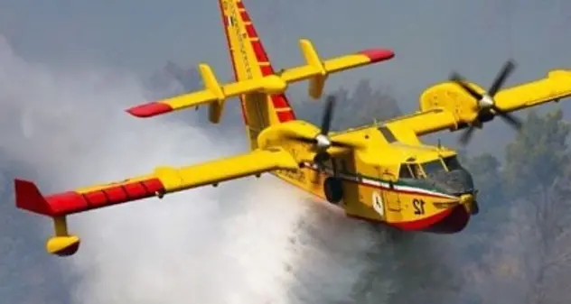 Vasto incendio nel territorio di Oschiri: in azione due Canadair e un Superpuma