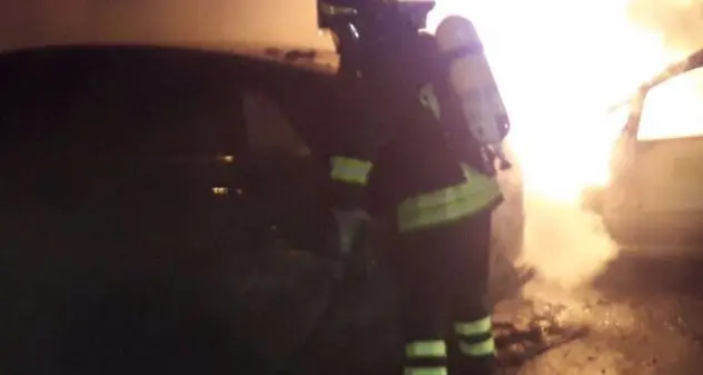 Attentato incendiario a Ortueri: a fuoco un furgone e un'auto