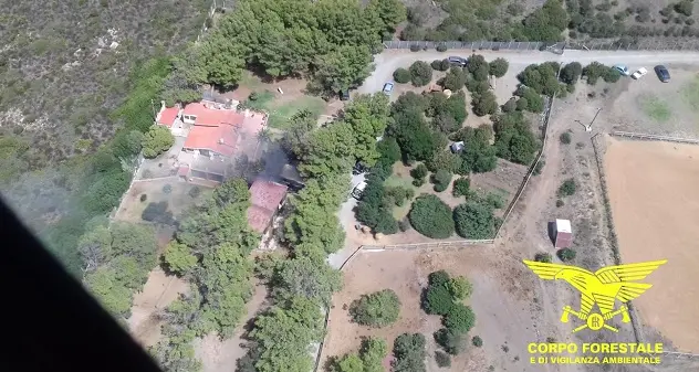 Fiamme a Sant’Antioco, in azione un elicottero della Forestale