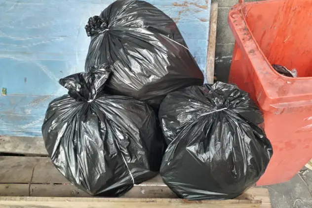 Black garbage bag Ties up the bag for easy storage. Separate the waste before discarding