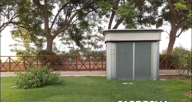 Toilette fuori uso da mesi, ai Giardini Pubblici di Terrapieno i bisogni si fanno tra le aiuole