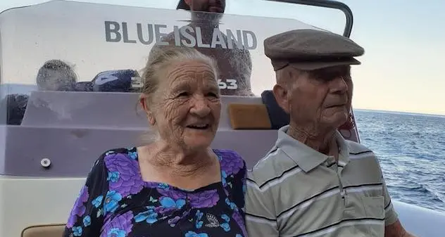 A 90 anni la prima gita in mare in Sardegna, la foto di Antonietta e Giuseppe diventa virale