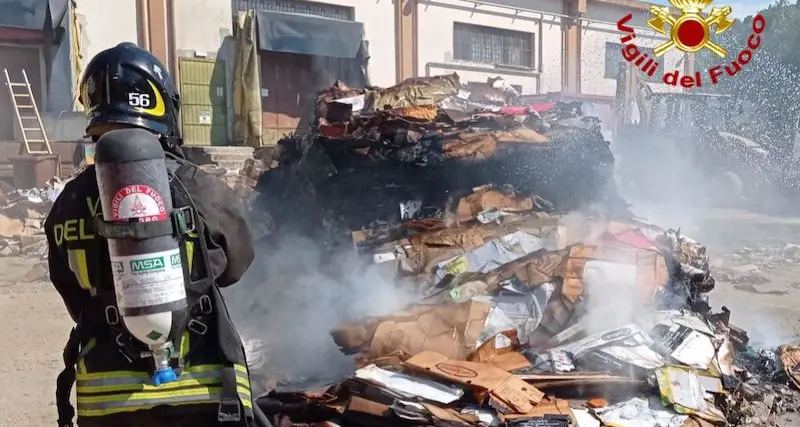 Nuoro. Incendio a Prato Sardo: in fiamme un compattatore della carta