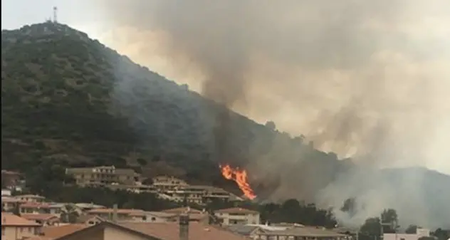 Fiamme vicino alle abitazioni: paura a Siniscola | VIDEO