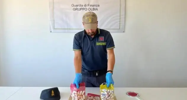 Un chilo di ovuli di cocaina nello stomaco, corriere arrestato a Olbia