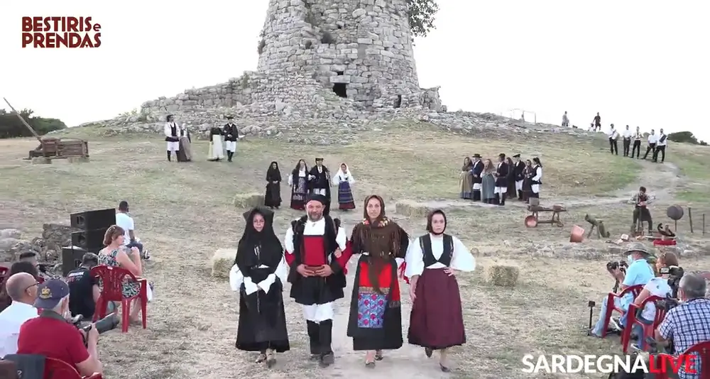 \"Bestiris e Prendas\". A Isili la magia della Sardegna raccontata attraverso i colori di 70 paesi
