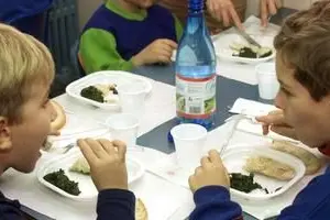 Unidentified pupils eat a chicken and vegetable lunch in La Montagnola elementary school in Florence, central Italy,   Tuesday November 14, 2000.  Schools in Genoa, Milan, Florence and also Rome are changing their menus as a precaution  to avoid beef. After an increase in reported cases of Mad Cow disease in neighbouring France, consumers are nervous about buying meat,  although Italy so far has been spared any epidemic of the fatal animal disease.  (AP Photo/Gregorio Borgia)  