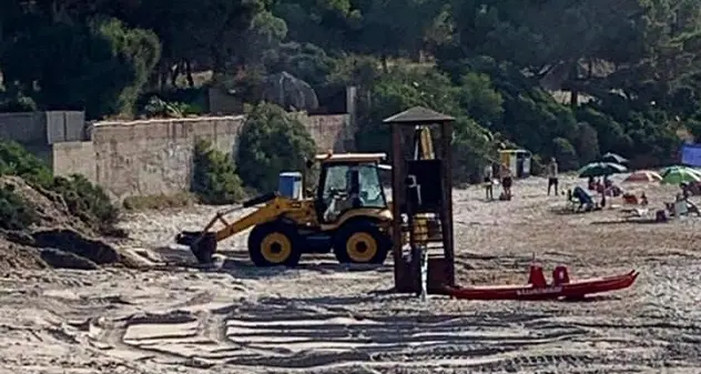 Su Guventeddu. Il gruppo di minoranza: “Ruspa in spiaggia in pieno giorno tra i bagnanti”