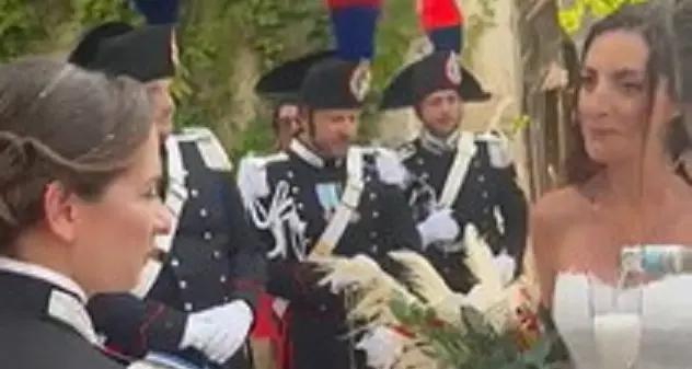 Cefalù. Nozze fra la carabiniera Elena e la sua Claudia: picchetto d'onore in alta uniforme